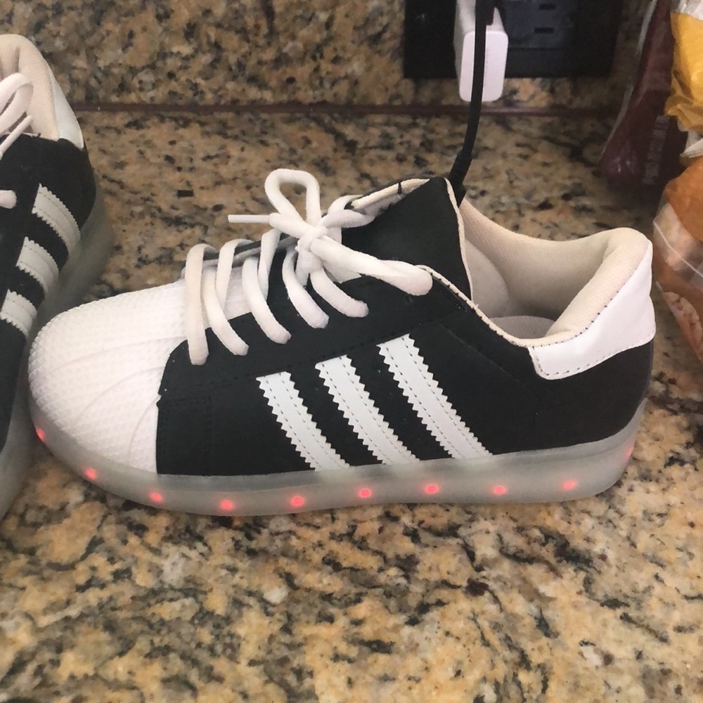 Cute boys and girl light up sneakers, and it changes colors - Picture 1 of 12